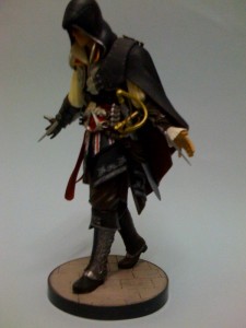 ac2_unboxing_black_collectors_edition_figure_side