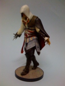 ac2_unboxing_white_collectors_edition_figure_side